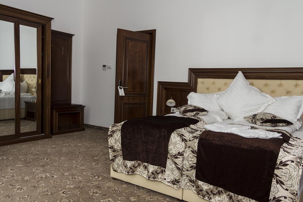 Pik Elegance Hotel Ploiesti Room photo