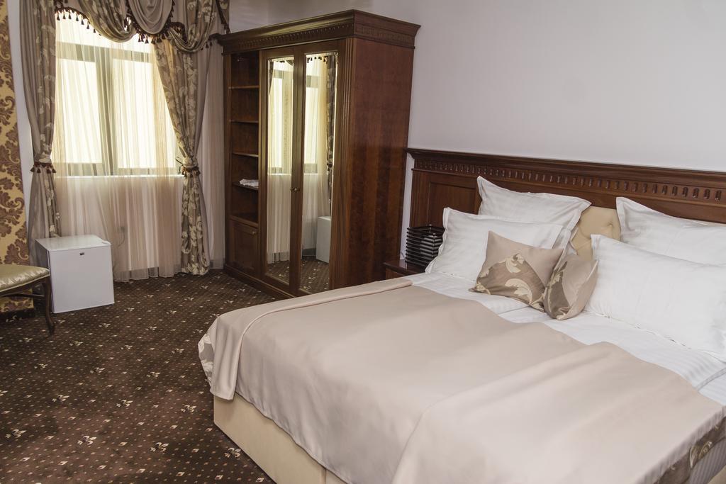 Pik Elegance Hotel Ploiesti Room photo