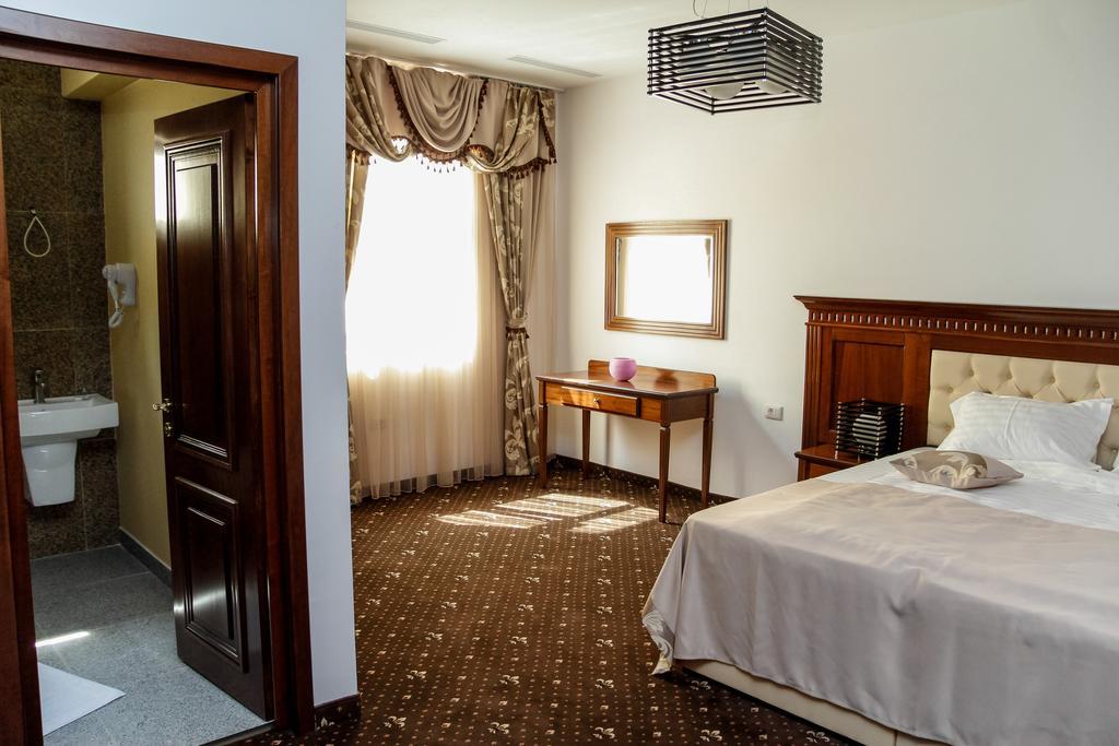 Pik Elegance Hotel Ploiesti Room photo